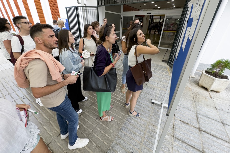 Vista de la entrada a la Facultad de Económicas y Empresariales de Sevilla para los exámenes del cuerpo de gestión de la administración civil del estado