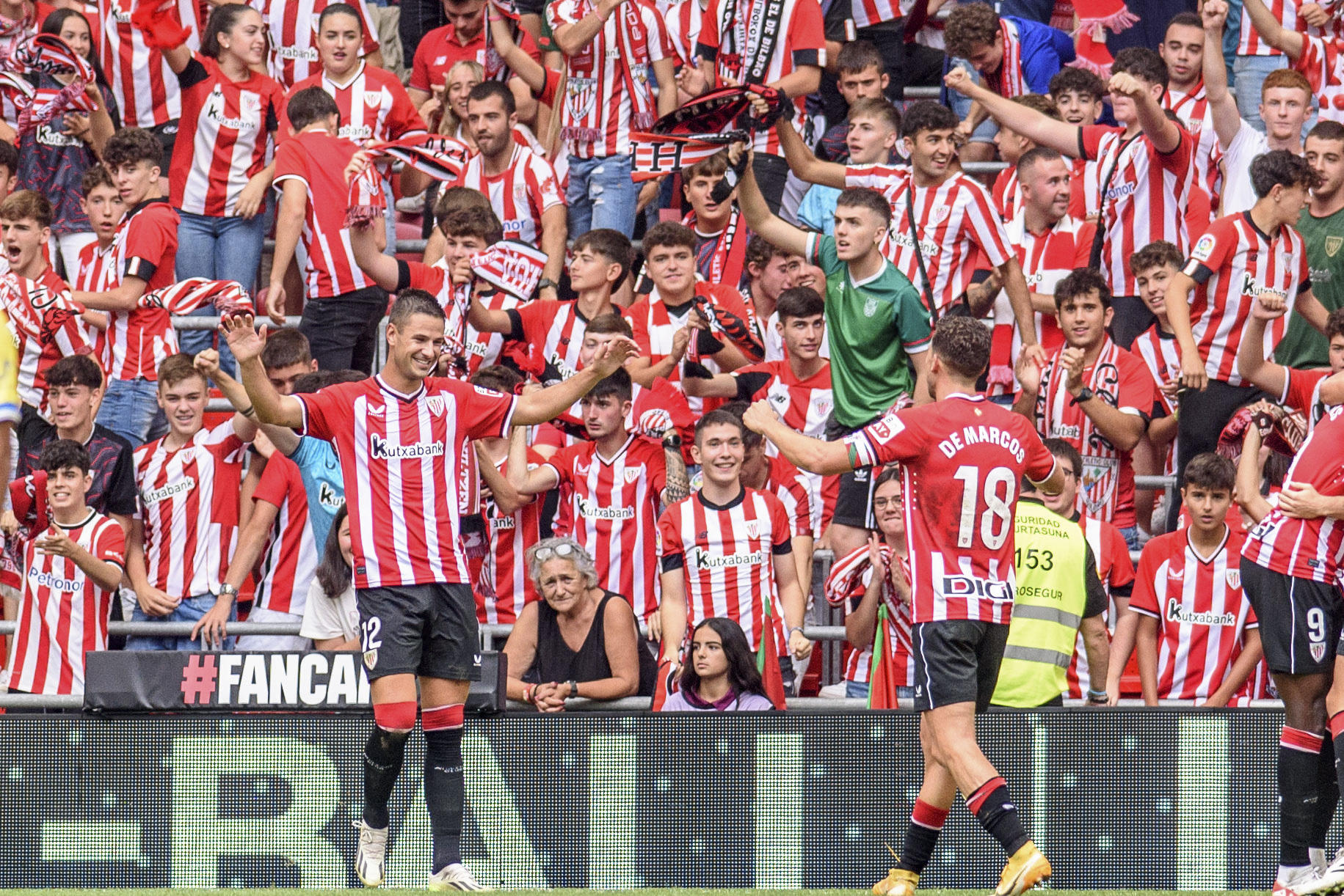 El delantero del Athletic Club de Bilbao Gorka Guruzeta (c) celebra marcar el primer gol del equipo bilbaíno, durante el partido de Liga en Primera División ante el Cádiz que disputaron en el estadio de San Mamés, en Bilbao. EFE/Javier Zorrilla