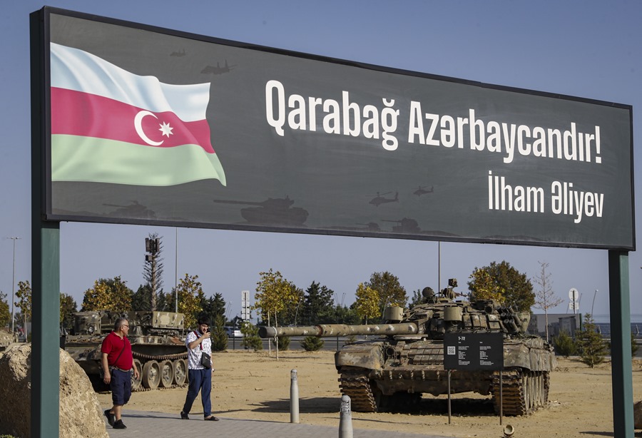 La gente camina junto a un cartel que dice: '¡Karabaj es Azerbaiyán!