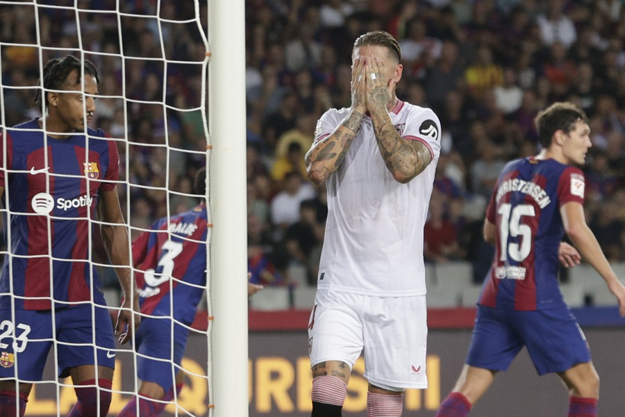 El defensa del Servilla Sergio Ramos (c) se lamenta por una ocasión perdida durante el partido contra el Barcelona.