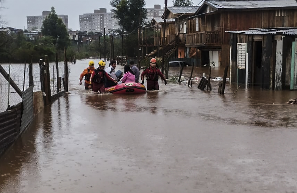 Fotografía cedida por el Cuerpo de Bomberos de Rio Grande de las labores de rescate de personas tras el paso de un ciclón, en Passo Fundo (Brasil). EFE/Cuerpo De Bomberos De Rio Grande
