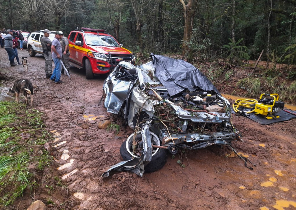 Fotografía cedida por el Cuerpo de Bomberos de Rio Grande de un vehículo destruido tras el paso de un ciclón, en Passo Fundo (Brasil). EFE/Cuerpo De Bomberos De Rio Grande