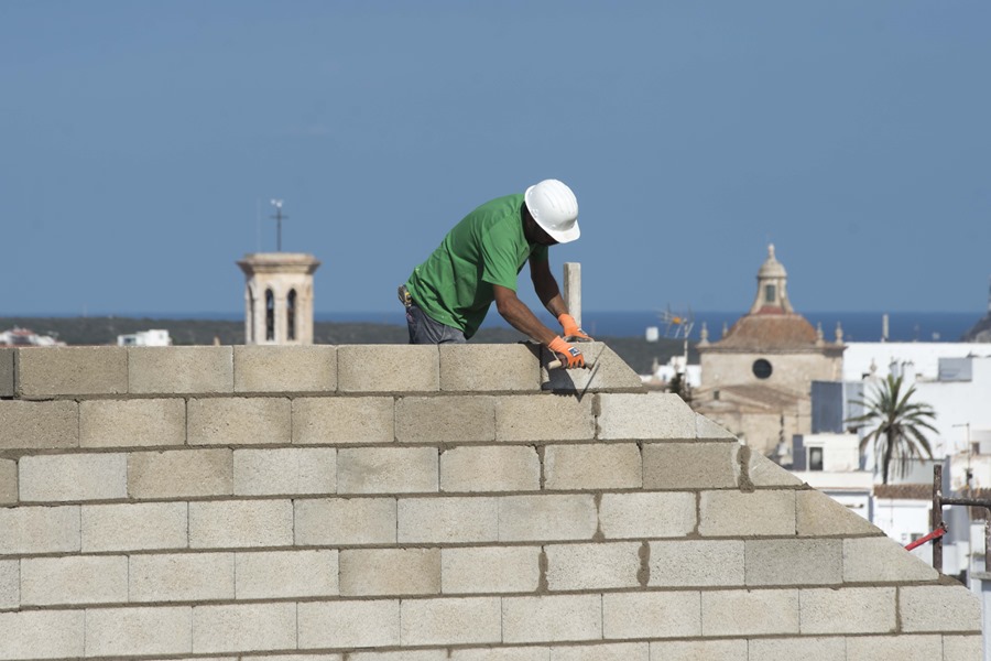 Un obrero trabaja en la construcción de una vivienda en Menorca