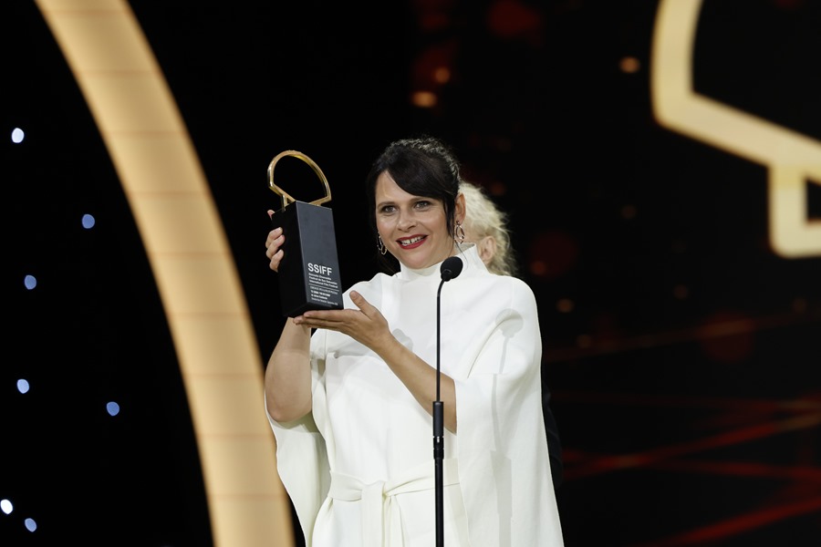 La cineasta donostiarra Jaione Camborda ha recibido la Concha de Oro a la Mejor Película por 'O Corno', durante la gala de clausura del Festival Internacional de Cine de San Sebastián