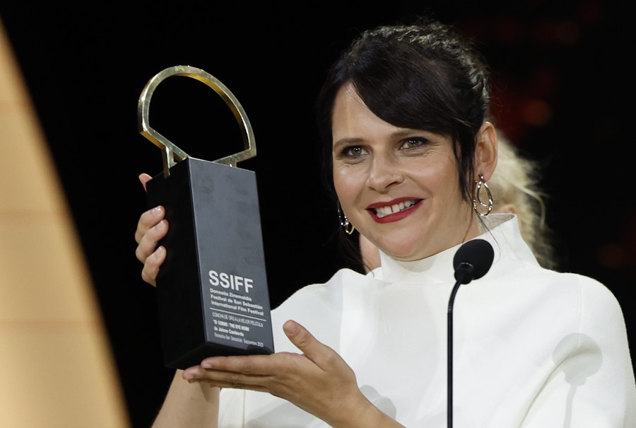 La cineasta donostiarra Jaione Camborda ha recibido la Concha de Oro a la Mejor Película por 'O Corno' durante la gala de clausura del Festival Internacional de Cine de San Sebastián