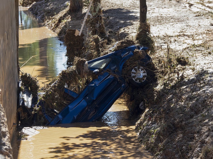  Un vehículo arrastrado por las fuertes lluvias caídas en Iniesta, Cuenca