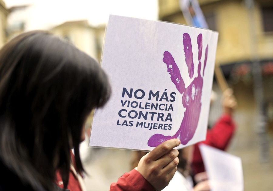 Vista de un cartel que dices "No más violencia contra las mujeres" en una manifestación contra los crímenes machistas.