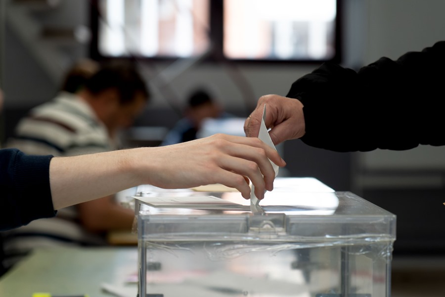 Un votante deposita su papeleta en la urna de un colegio electoral de Teruel. 
