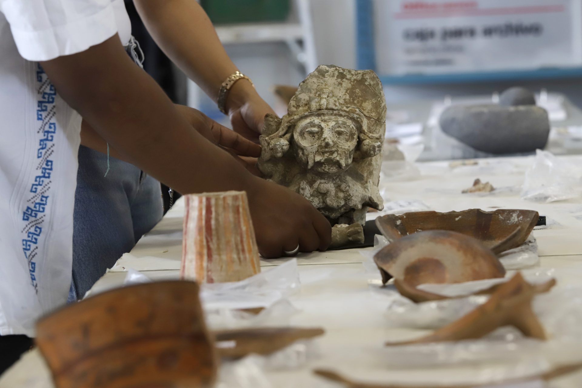 Fotografía de piezas arqueológicas localizadas en una excavación el 23 de septiembre de 2023 en el municipio de San Andrés Cholula, Puebla (México). EFE/Hilda Ríos