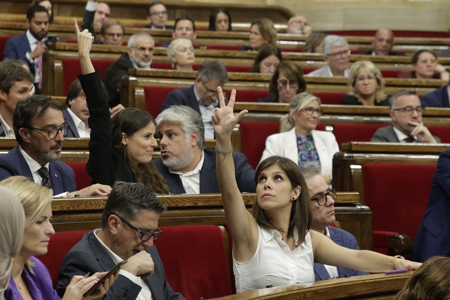 ERC y Junts redoblan su presión a Sánchez aprobando en el Parlament su propuesta para un referéndum
