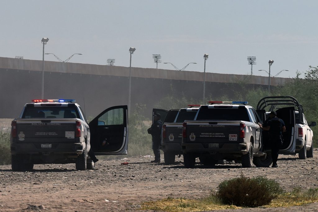 Integrantes de la policía municipal realizan operativos de patrullaje para persuadir a migrantes de cruzar hacia Estados Unidos, el 24 de septiembre de 2023, desde la fronteriza Ciudad Juárez (México). EFE/Luis Torres
