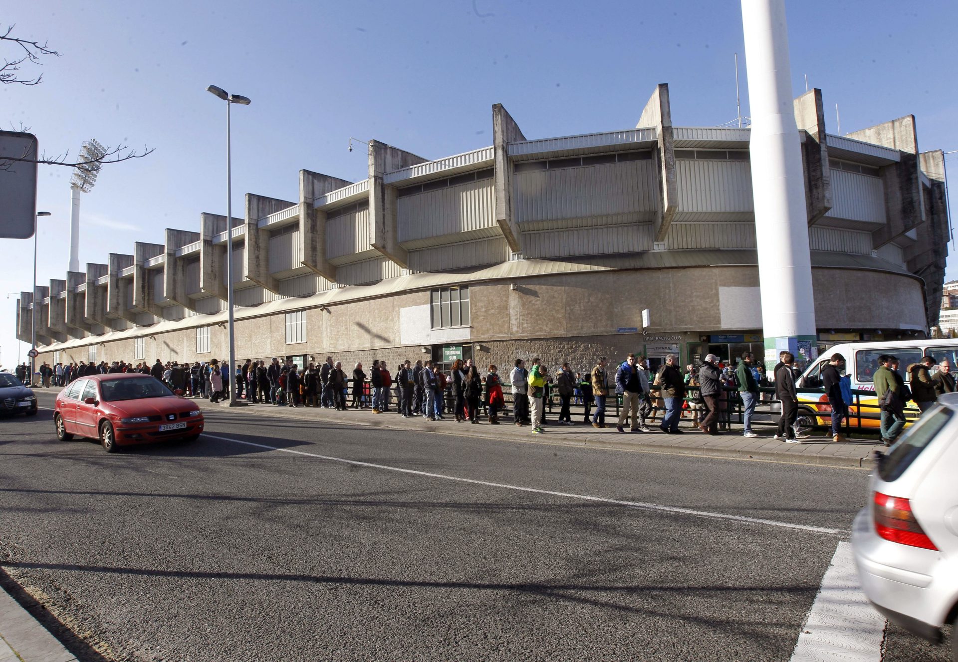 Un gran número de personas hacen cola antes de entrar al estadio del Sardinero. EFE/Esteban Cobo.
