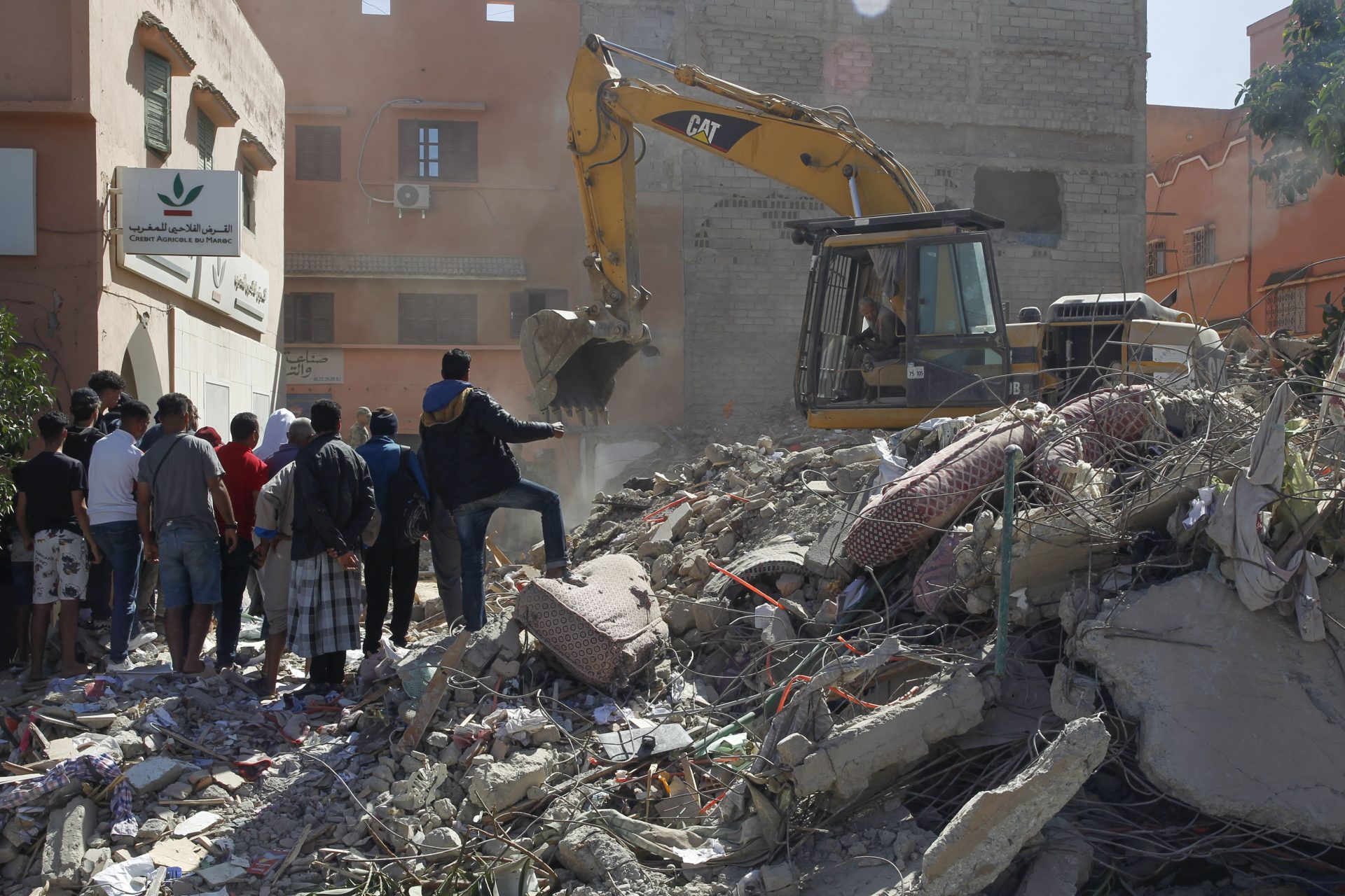 Una máquina excavadora ayuda en las tareas de búsqueda de supervivientes entre los escombros de edificios derruidos en la población de Amizmiz, situada a unos 30 kilómetros del epicentro del terremoto, en las faldas del Atlas. EFE/ María Traspaderne