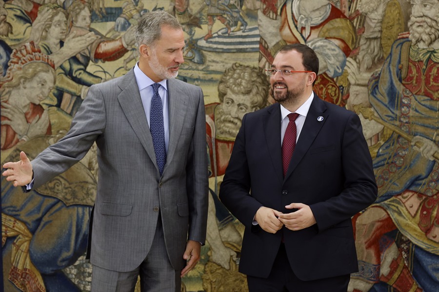 El rey Felipe VI recibe al presidente del principado de Asturias, Adrián Barbón