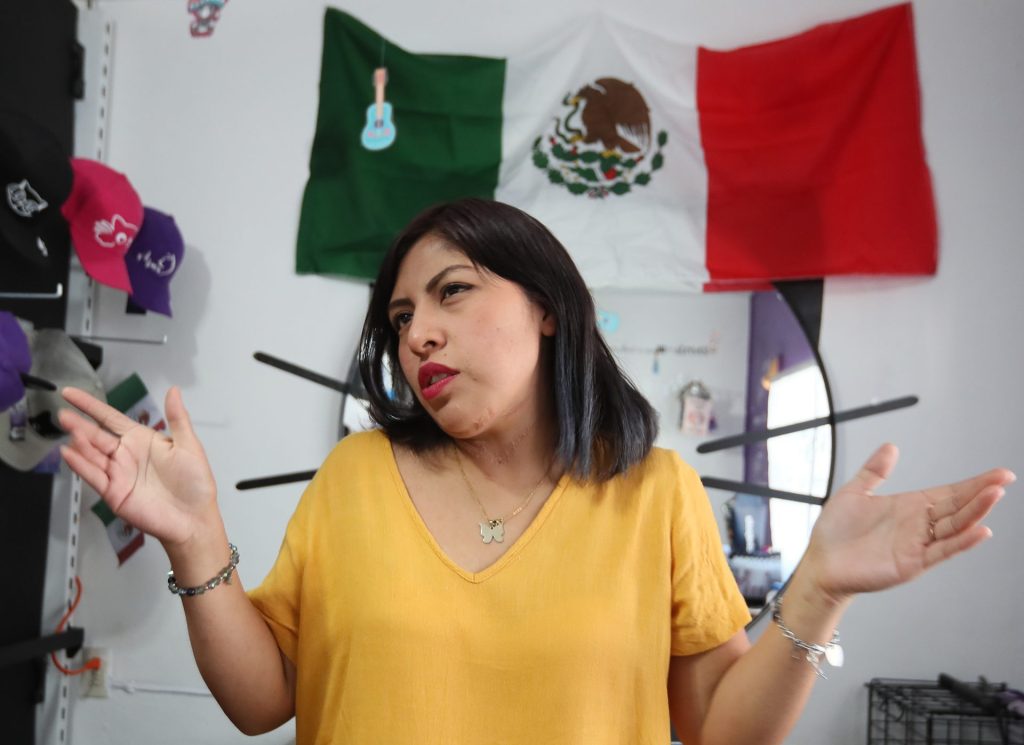 Ayyselet Gutiérrez, víctima de intento de feminicidio, habla durante una entrevista con EFE, el 12 de septiembre de 2023, en Ciudad de México (México). EFE/Mario Guzmán