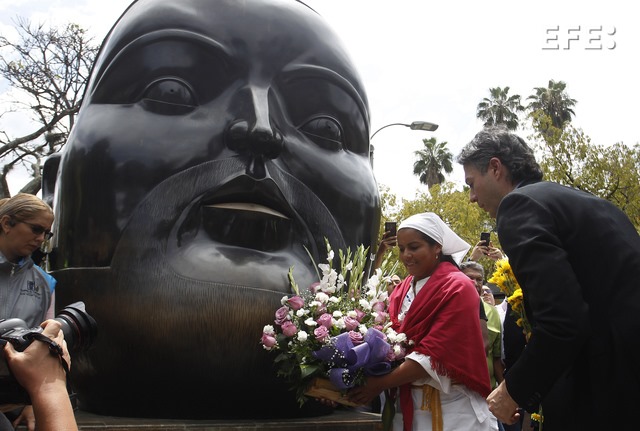 ofrendas florales en la escultura "Cabeza" del maestro Fernando Botero durante un homenaje 