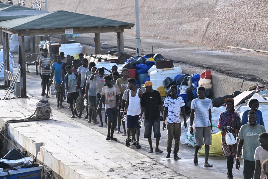 Migrantes llegan a Lampedusa
