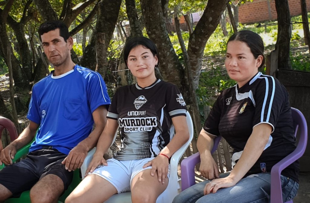 La jugadora paraguaya de fútbol Roseli (c) posa con sus padres, Óscar y Zunilda, el 16 de agosto de 2023, en Tebicuarymí (Paraguay). EFE/Laura Barros