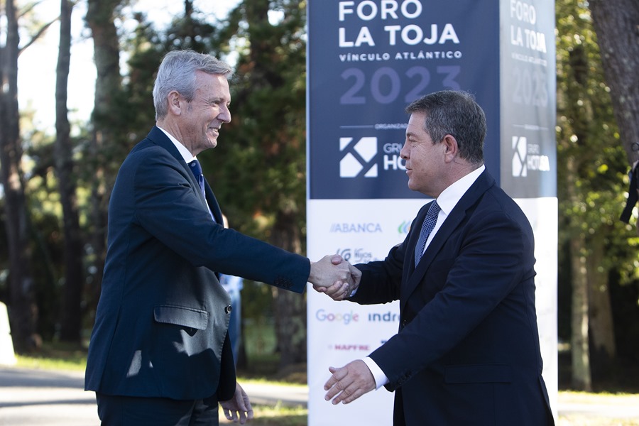 El presidente de la Xunta Alfonso Rueda (i) con el presidente de la Junta de Castilla León Emiliano García-Page, en el Foro La Toja.