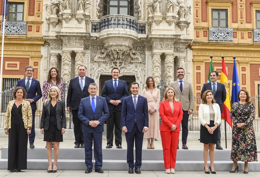 El presidente de la Junta de Andalucía, Juanma Moreno (c), posa para la foto de familia