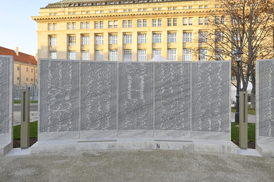 Los nombres de unas 64.440 víctimas judías austríacas asesinadas durante la era nazi están grabados en 160 muros de piedra