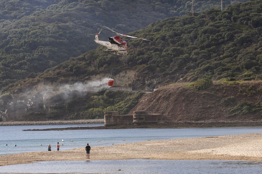 Un helicoptero del infoca después de recoger agua en la zona donde ayer tarde se declaró un incendio forestal en la zona llamada el cortijo Canillas