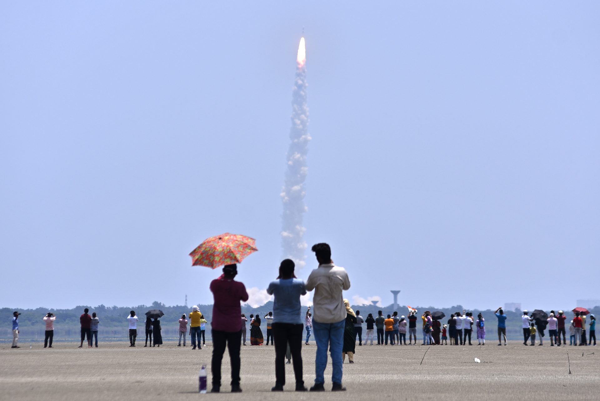 Varias personas observan el despegue del ADITYA L-1 de la Organización India de Investigación Espacial (ISRO).