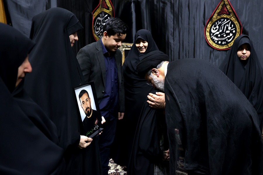 El presidente iraní Ebrahim Raisi mientras habla con familiares de algunas fuerzas de seguridad iraníes que fueron asesinadas en las protestas 