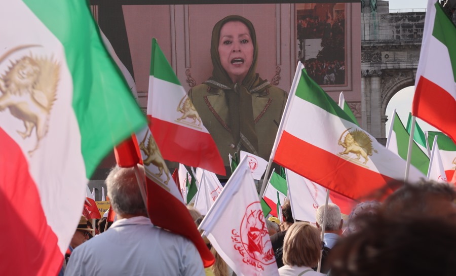 Maryam Rajavi, presidenta electa del Consejo Nacional de Resistencia de Irán, pronuncia un discurso en vídeo