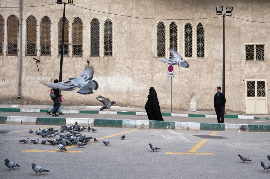 Una mujer camina con un chador en las cercanías de la plaza Tajrish en el norte de Teherán
