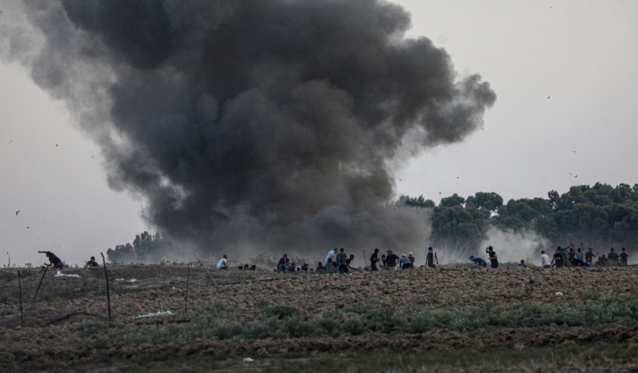 Palestinos protestan contra el ejército de Israel en Gaza.