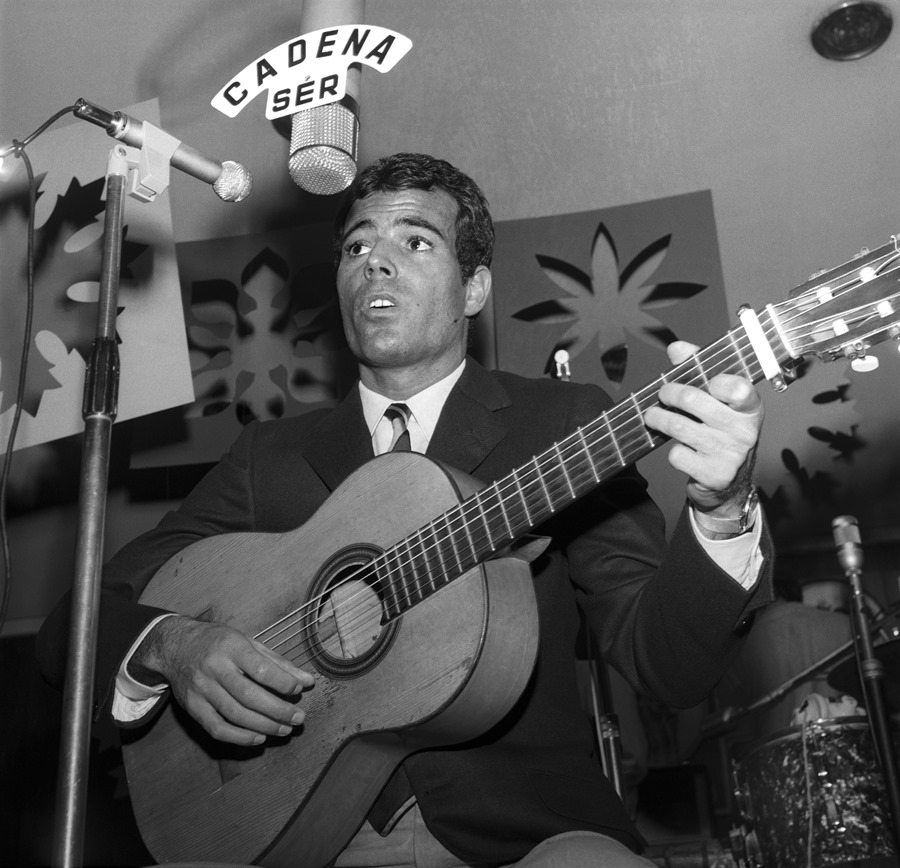 El cantante Julio Iglesias, ganador del X Festival de Benidorm en 1968