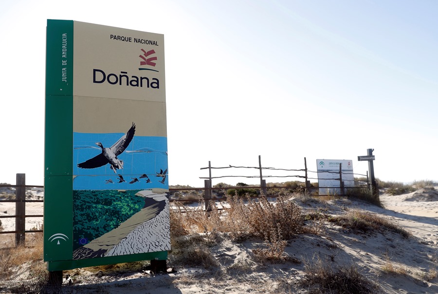 Vista de un cartel en la playa del Parque Nacional de Doñana