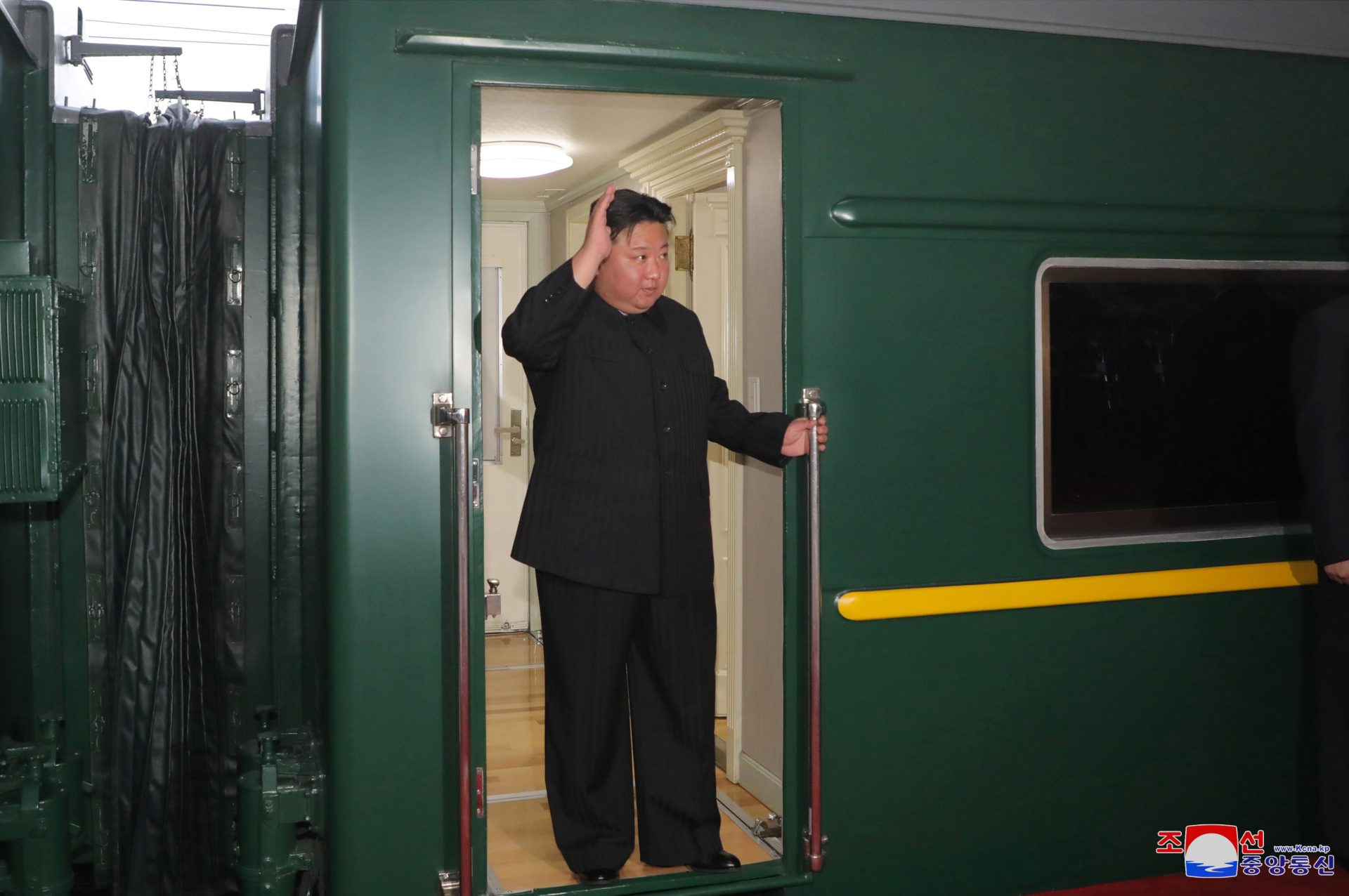 Una foto liberada por la agencia oficial de Corea (KCNA) muestra al dirigente coreano del norte Kim Jong tomando el tren blindado con destino a Rusia