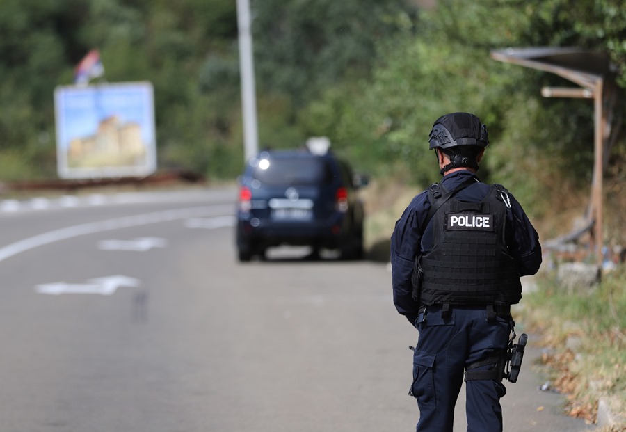 Un oficial de policía de Kosovo hace guardia en un puesto de control en la carretera cerca de la aldea de Banjska tras un ataque en un monasterio.