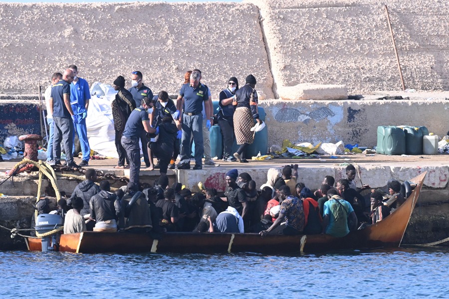 Un nuevo barco que transporta migrantes llega a la isla de Lampedusa,