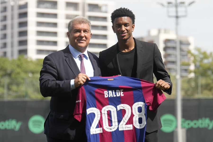El presidente del FC Barcelona, Joan Laporta, junto al jugador Alejandro Balde durante el acto de renovación del jugador hasta 2028.