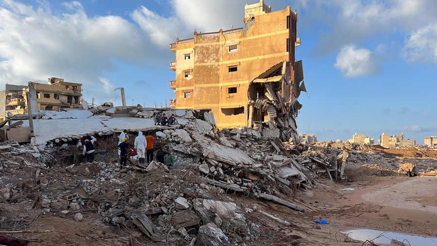Búsqueda de posibles supervivientes en la localidad libia de Derna