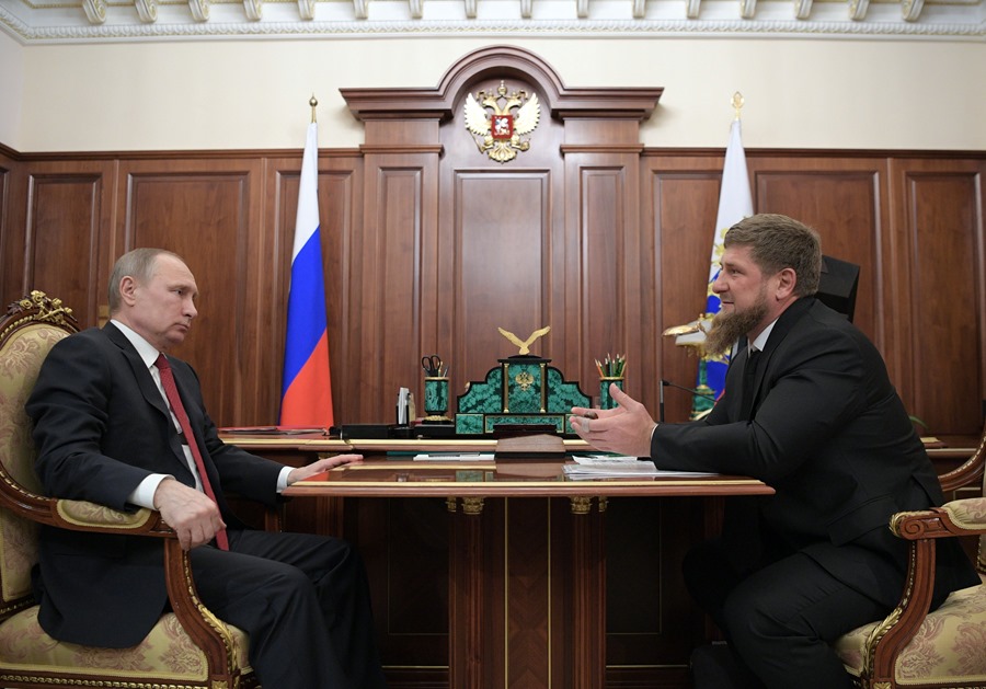 El presidente de Rusia, Vladímir Putin (i), y el jefe de la república de Chechenia, Ramzan Kadírov (d)