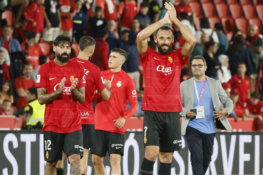 Los jugadores del Mallorca Samuel Costa (i) y Vedat Muriqui (2-d), al término del partido