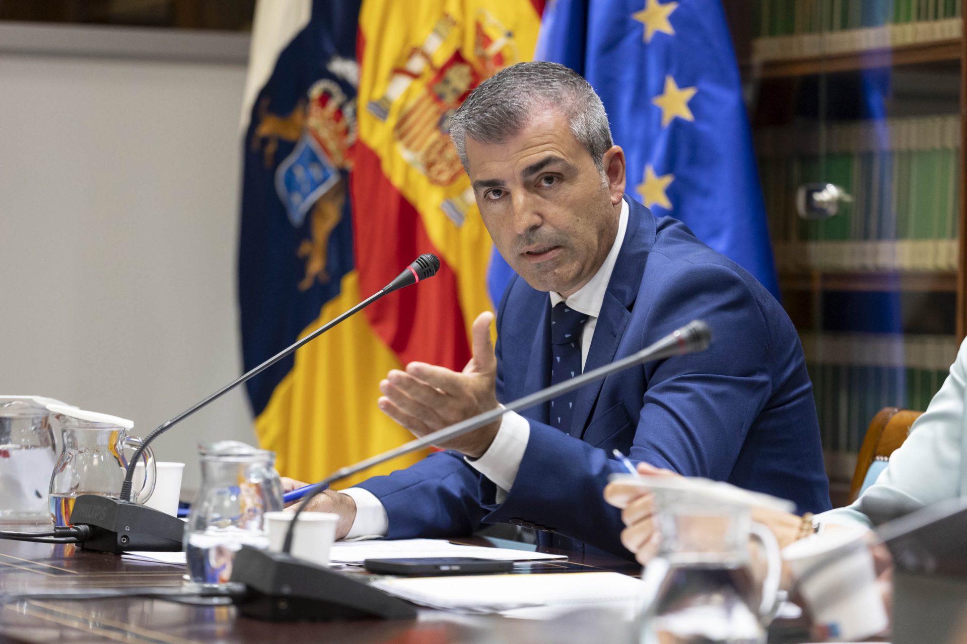 El vicepresidente de Canarias, Manuel Domínguez, comparece ante la Comisión de Economía e Industria del Parlamento autonómico. EFE/Miguel Barreto