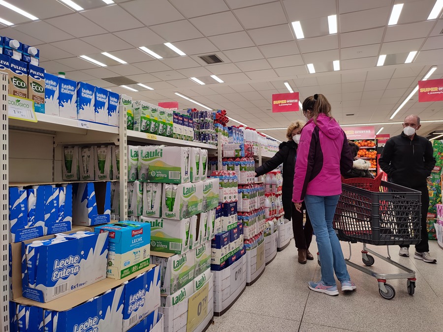 Varias personas compran leche en un supermercado de Madrid.