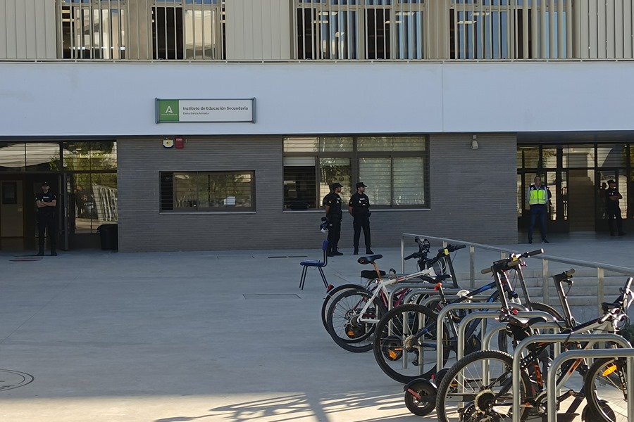 Un estudiante de 14 años hiere con un arma blanca a profesores y alumnos en un instituto de Jerez