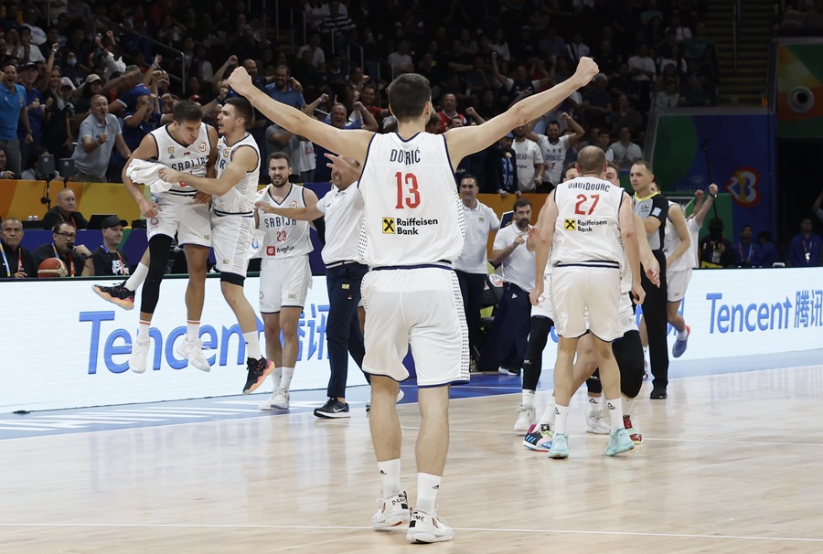 Los jugadores de Serbia celebran su pase a la final del Mundial de Baloncesto