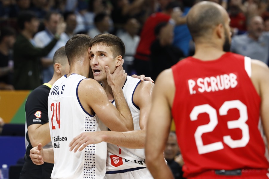 Bogdan Bogdanovic de Serbia (C) celebra tras ganar la semifinal de la Copa Mundial de Baloncesto FIBA ​​2023 e