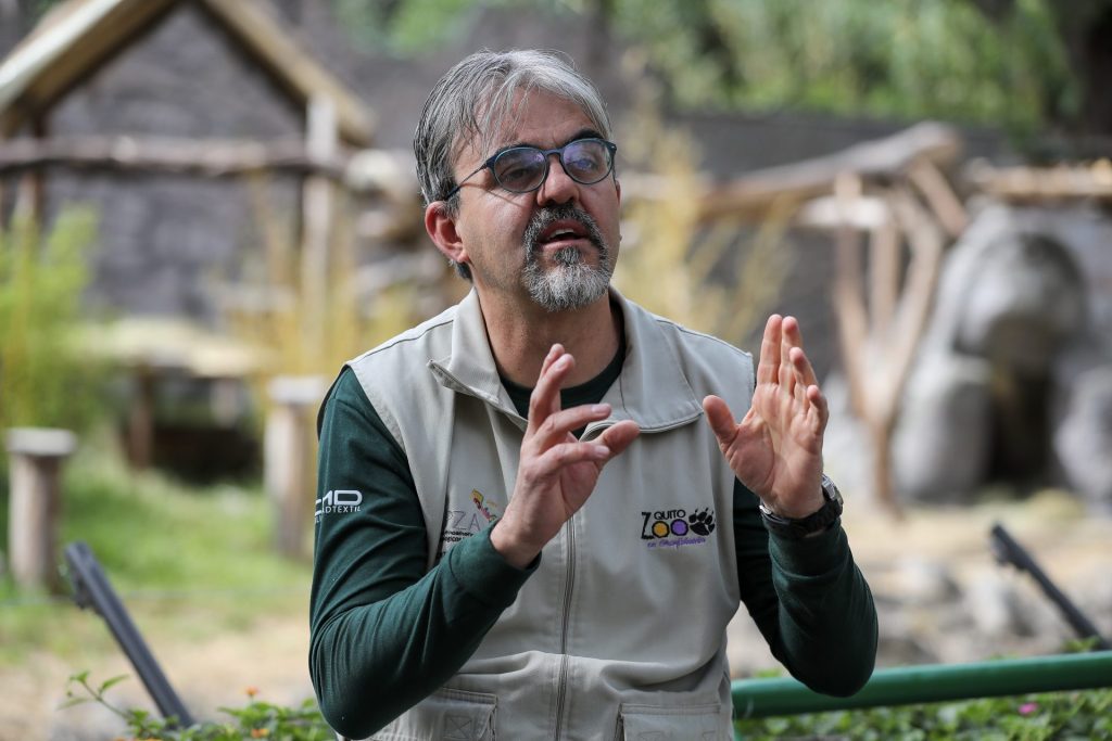 El director del Zoológico de Quito, Martín Bustamante, habla durante una entrevista con EFE el 20 de septiembre del 2023, en Guayllabamba (Ecuador). EFE/José Jácome