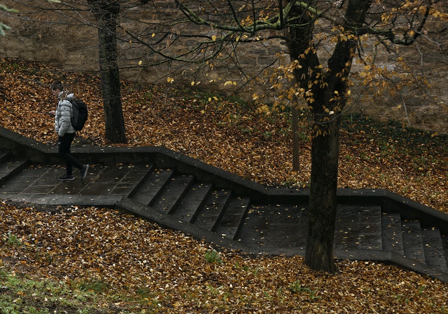 Una persona pasea por un parque de Pamplona en una jornada otoñal