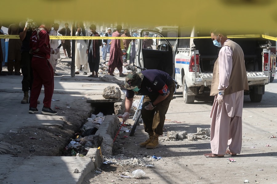 Agentes de policía inspeccionan la escena de una explosión en Pakistán, en una imagen de archivo