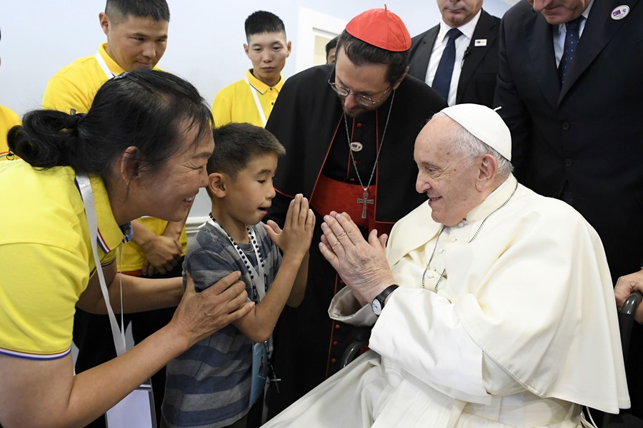 El papa visita un centro de caridad en Mongolia y asegura que la Iglesia no hace proselitismo