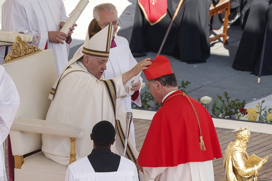 El papa durante el nombramiento del nuevo cardenal don Ángel Fernández Artime. 